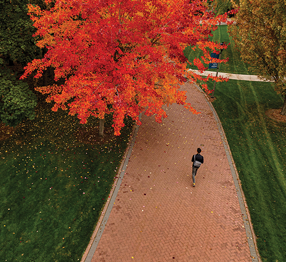 امرأة جالسة على كرسي بجانب منصة